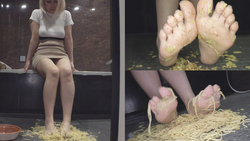 [Food Crush] Blonde gal stomps food into a pulp with her bare feet!